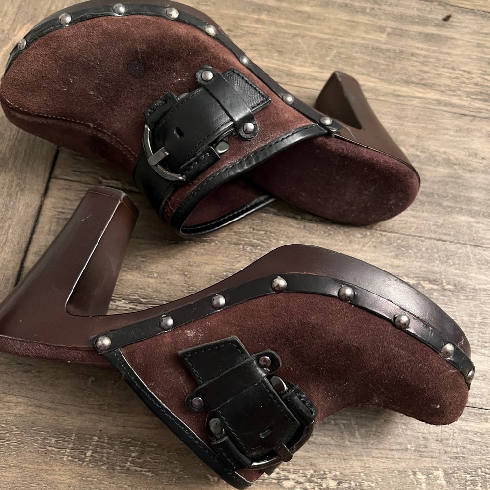 Winter is coming…. These chocolate brown clogs are perfect with jeans.